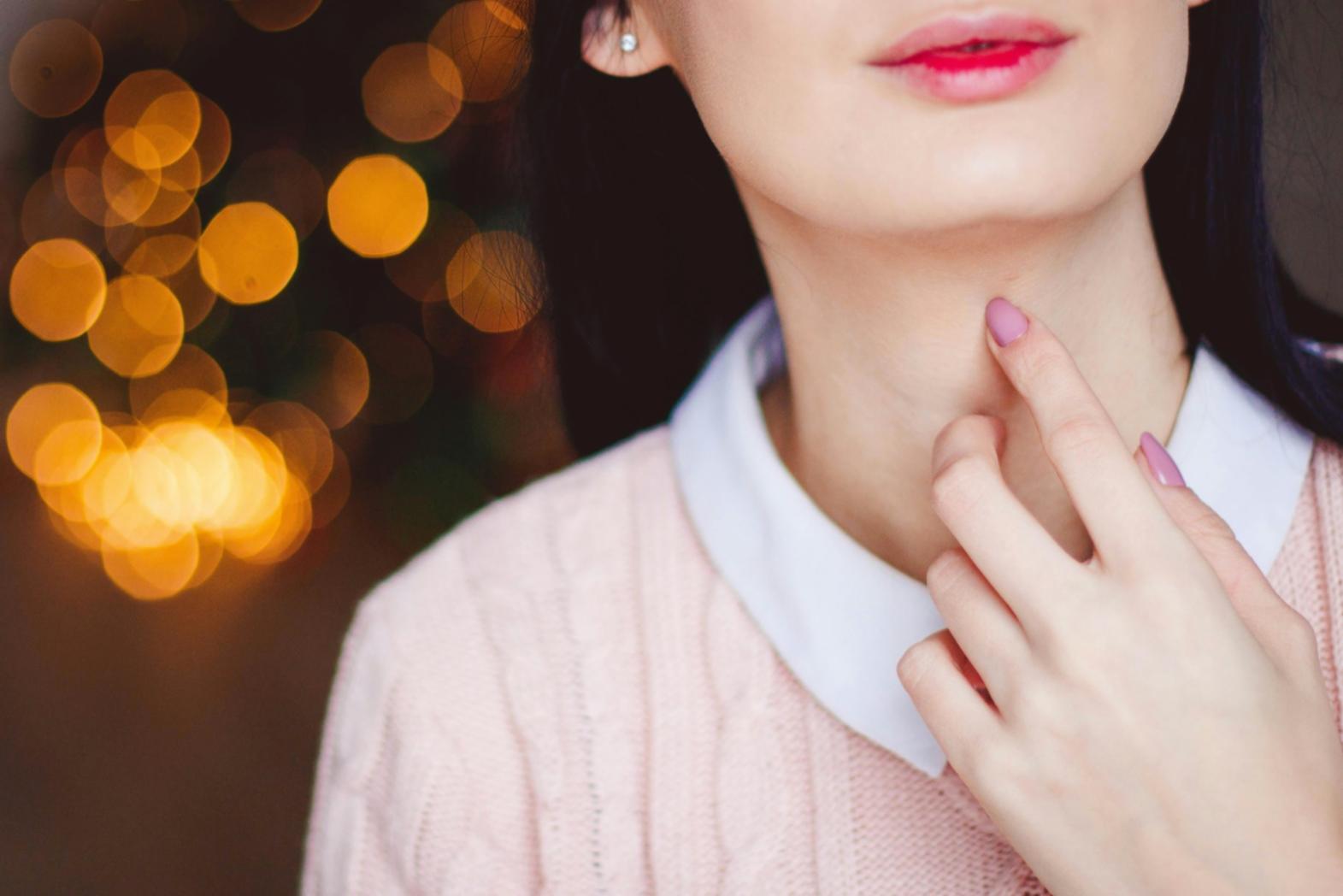 Dettaglio di applicazione makeup occhi con pennelli professionali