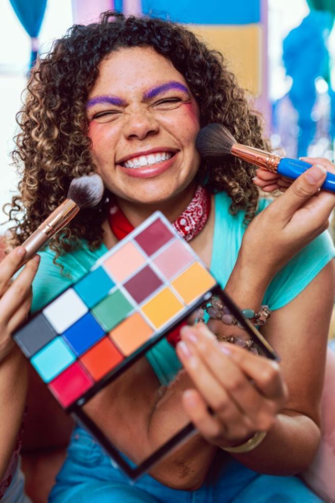 Ambiente di apprendimento collaborativo con allievi che praticano tecniche di trucco sposa