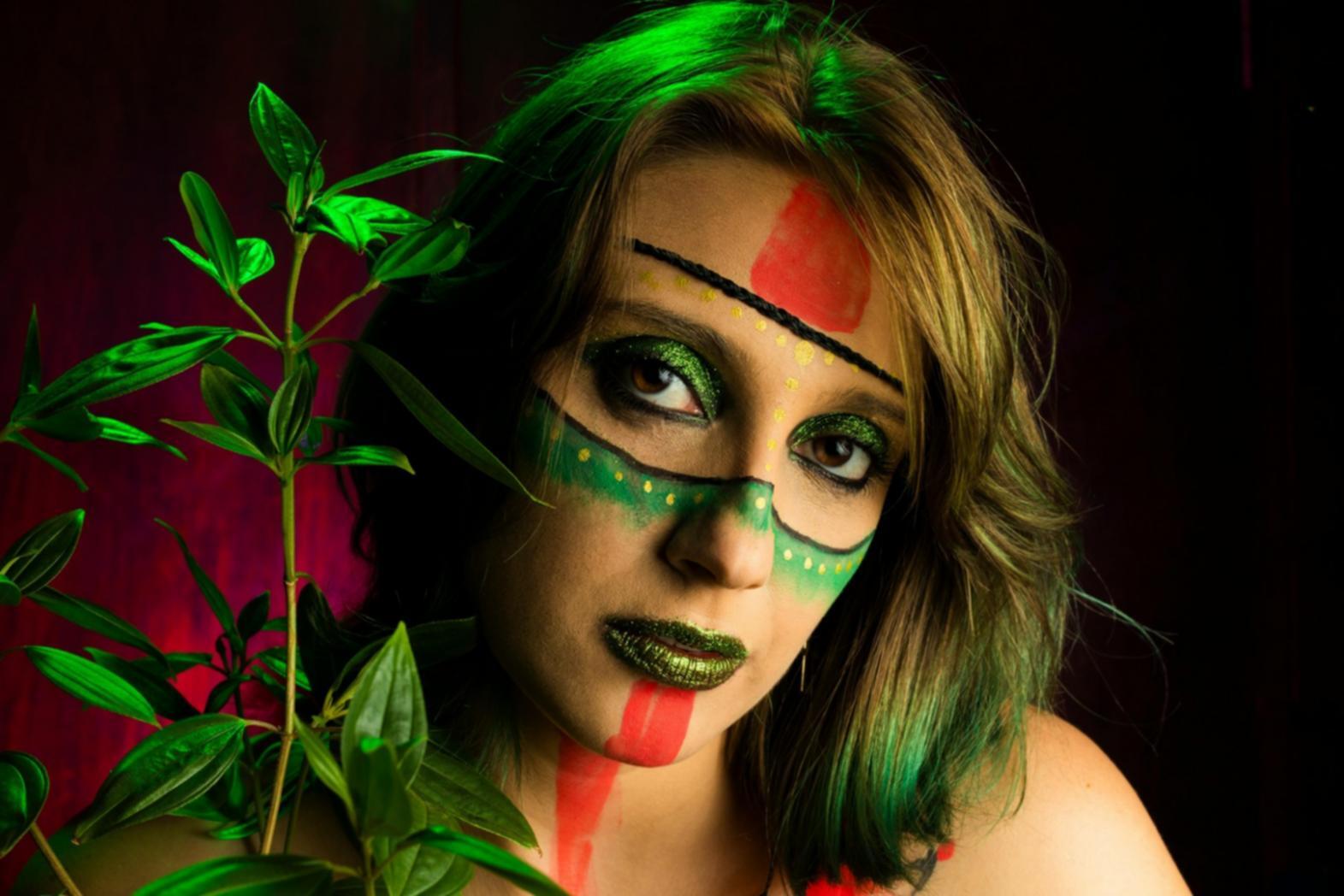 Collezione di prodotti makeup eco-sostenibili e pennelli naturali